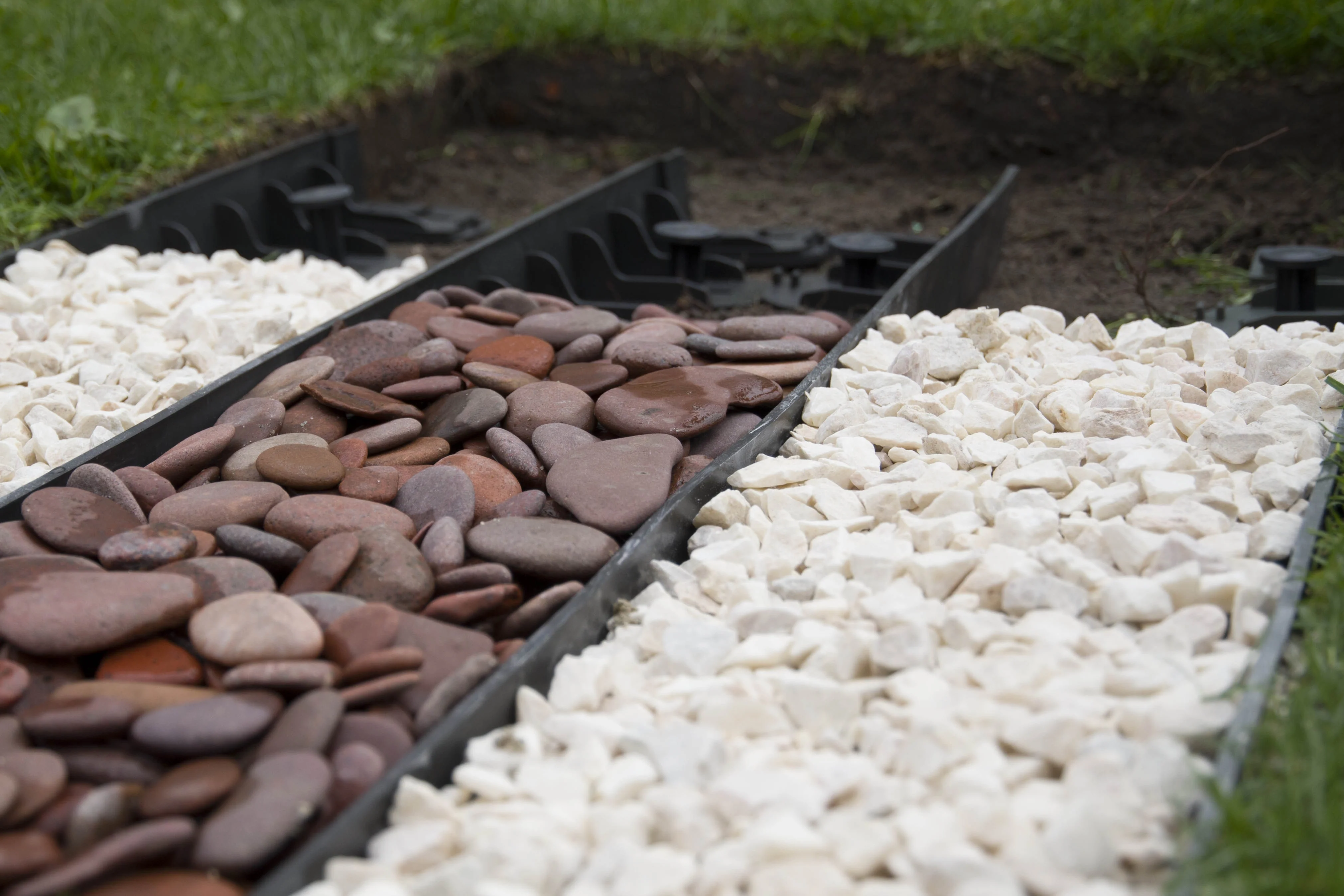 EcoGrid 800mm Flexible Plastic Lawn Edging System Inc. 4 Pins - Image 10